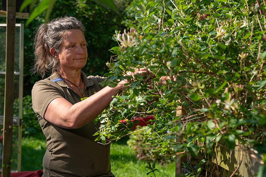 Mathiska Lont in haar tuin