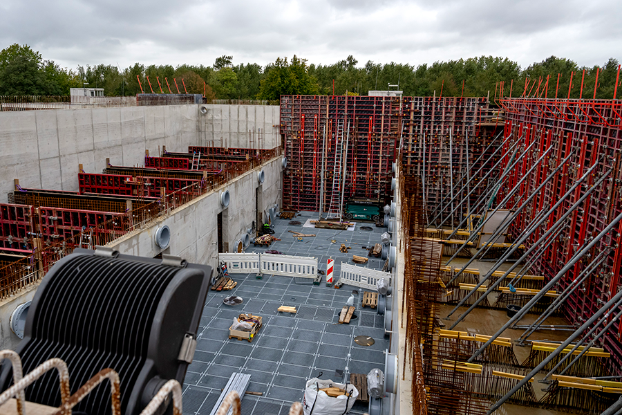 Een groot productiegebouw in aanbouw