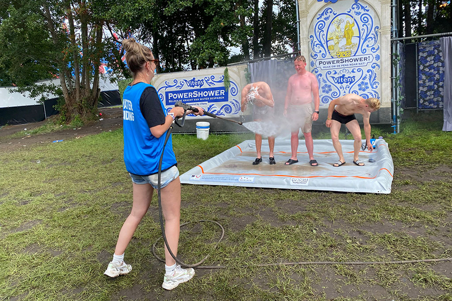 Nena spuit bezoekers schoon en gaat daarna met ze in gesprek.