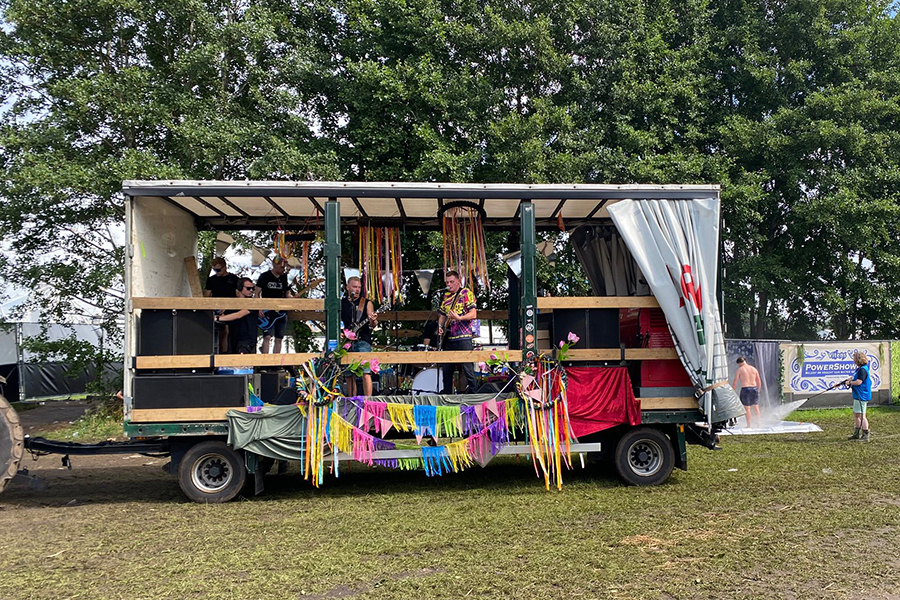 Trekker met bandje treedt op bij de Power Shower.