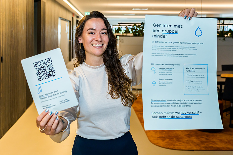 Sharelle Verheij met waterbespaarmaterialen voor hotels en vakantieparken