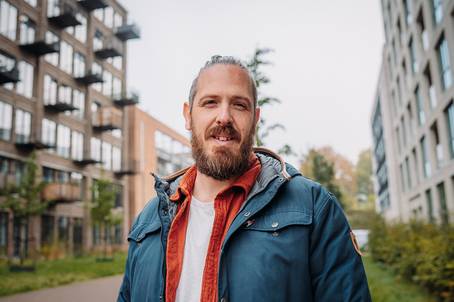Timo Roeke van de Vogelbescherming staat lachend in een stadstuin. Fotocredits: Merel Hurkmans Shepherd Fox