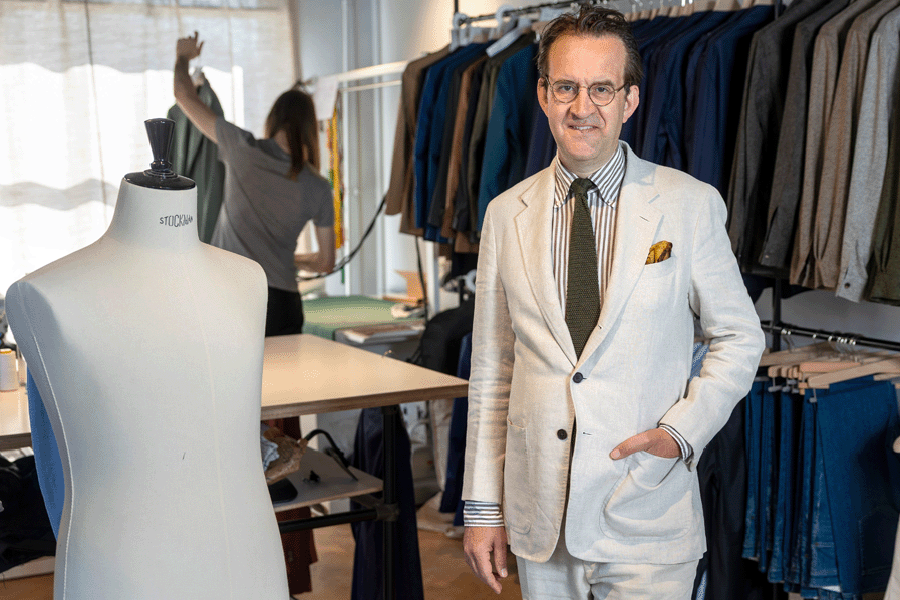 Man in net pak in kledingwinkel