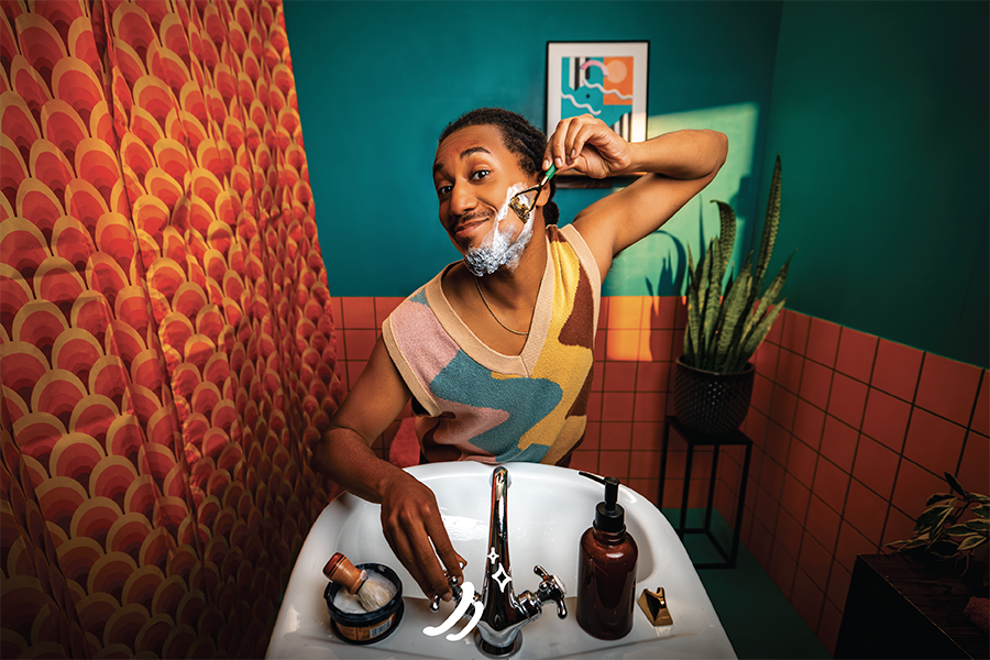 Scherende man voor de wastafel