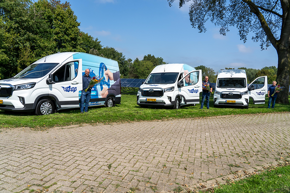 Monteurs bij hun nieuwe monteursbussen.