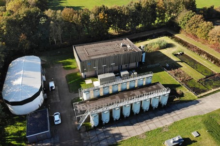 Droneshot van productielocatie hammerflier