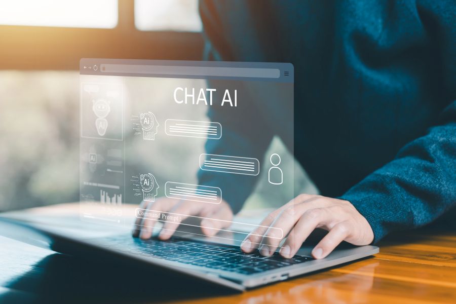 Handen die typen op een laptop