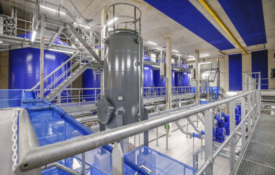 industriele omgeving met een reactor