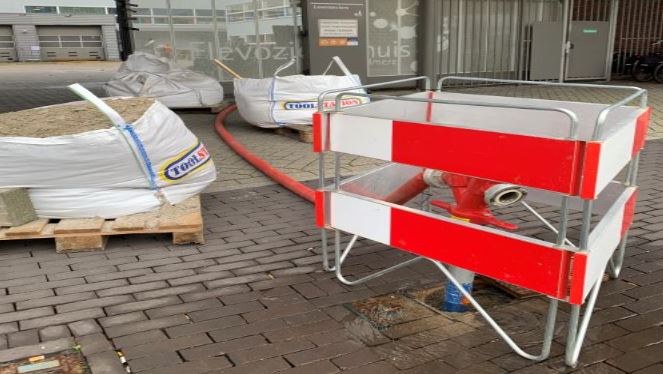 Brandkraan met hek eromheen