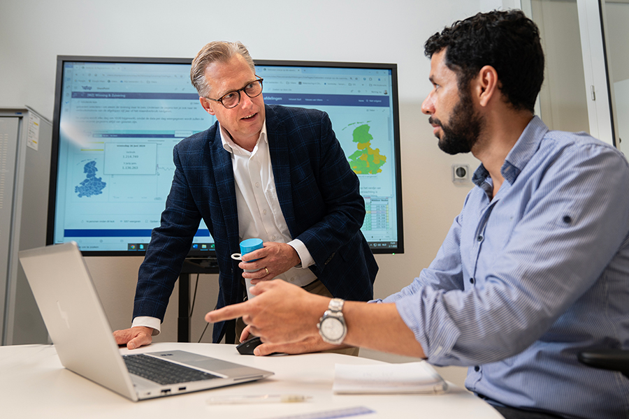Cesar Blaauwgeers overlegt met een collega van het warmteteam