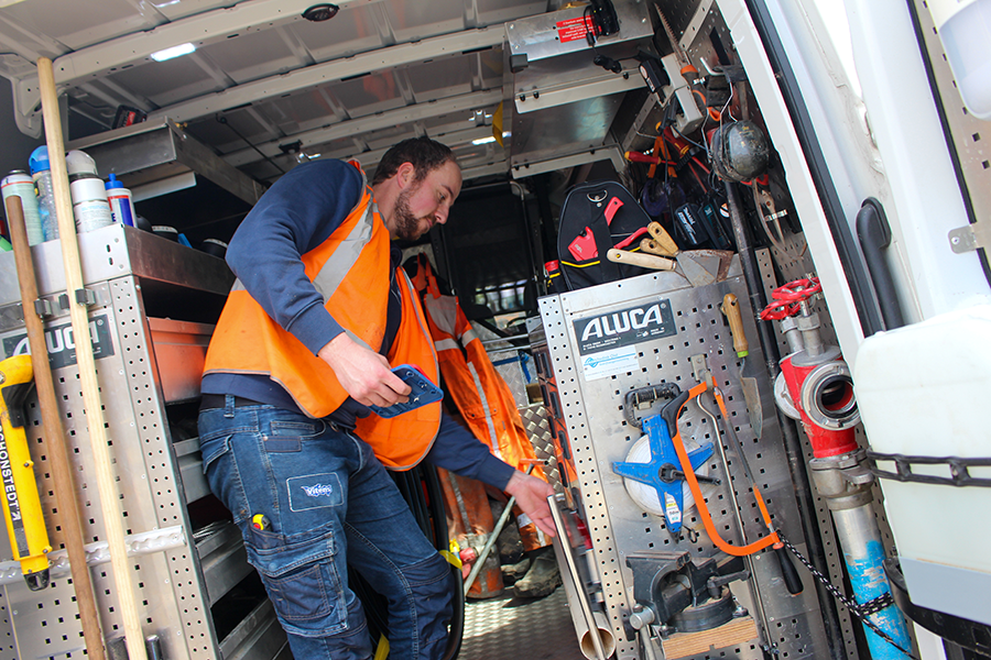 Een kijkje in de bus van Melvin, monteur bij Vitens