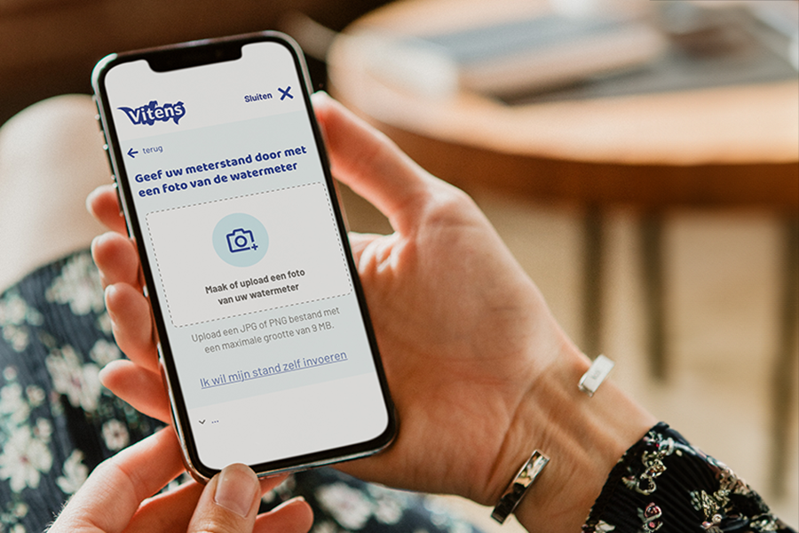 Mobiele telefoon met scherm om meterstand door te geven