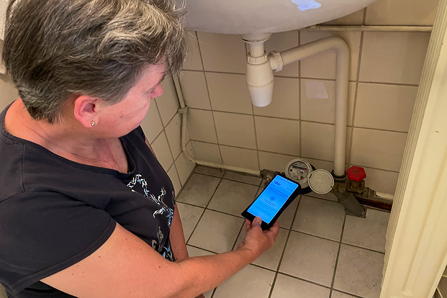 Vrouw maakt een foto van de meterstand