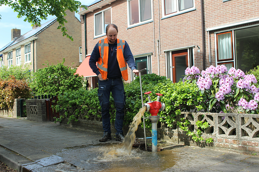 Melvin checkt een brandkraan