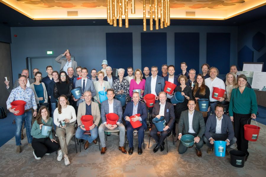 Een groep mensen met emmers in hun handen