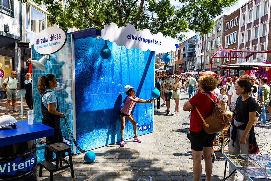Kind vangt druppel bij Elke druppel telt-spel