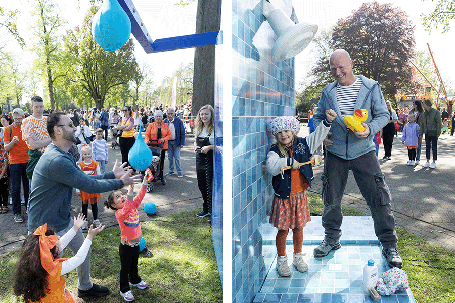 Bezoekers spelen het druppelvangspel en poseren in de douchecabine