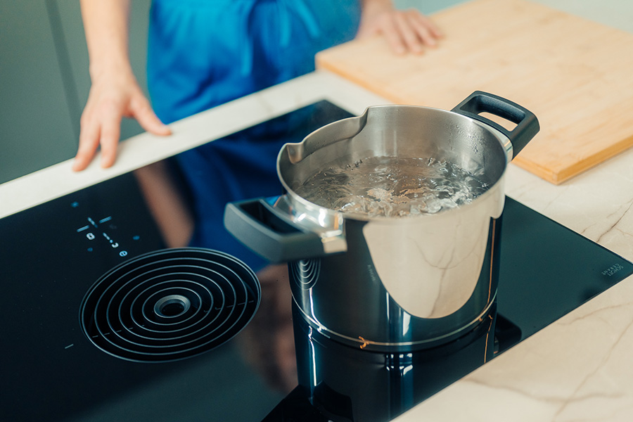 Pan met kokend water op fornuis.