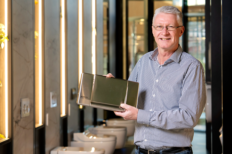 Eric van der Blom houdt een spoelknop vast