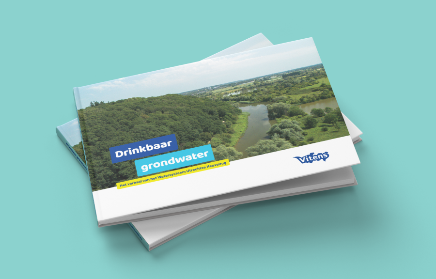 Boek op turquoise achtergrond