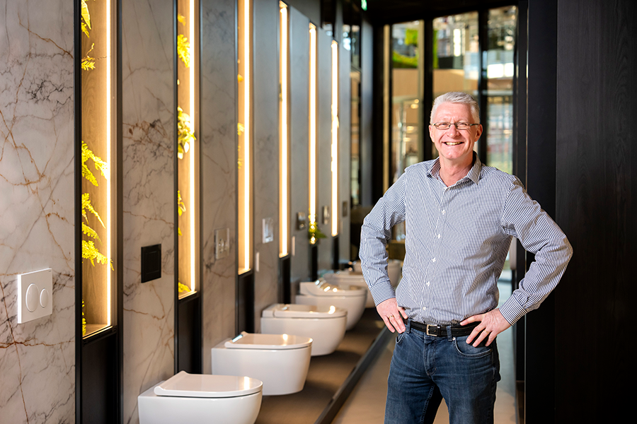 Sanitairspecialist Eric van der Blom met toiletten op de achtergrond