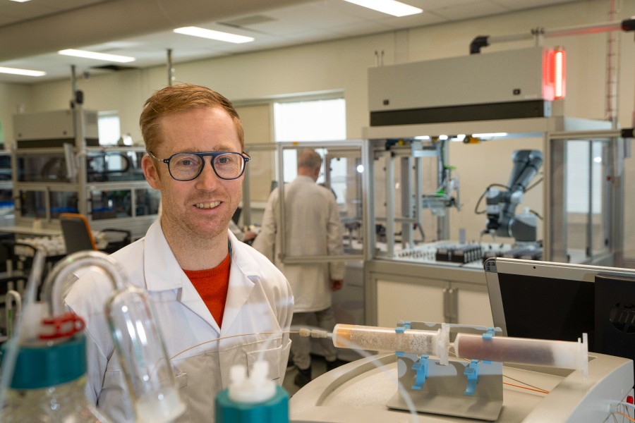 Stefan Smit (man met bril en labjas) in laboratorium van Vitens