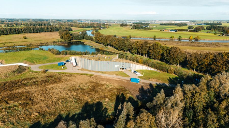 Een droneshot van een productielocatie die in het groen ligt