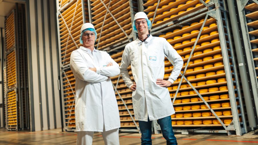 Twee mannen staan in een kaasfabriek
