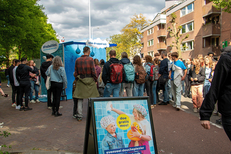 Activatie van Vitens op straat in Wageningen met groep mensen eromheen