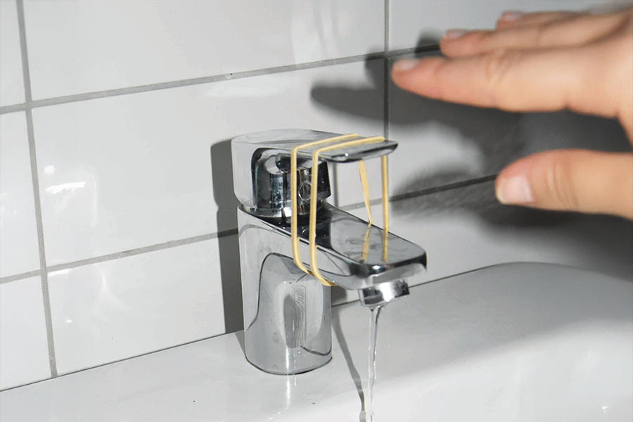 Kraan met elastiekje eromheen