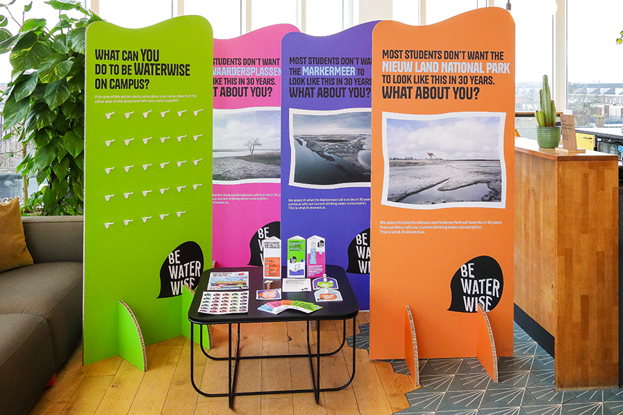 Gekleurde materialen uit het waterbesparingspakket, zoals AI-borden, stickers en tafelborden