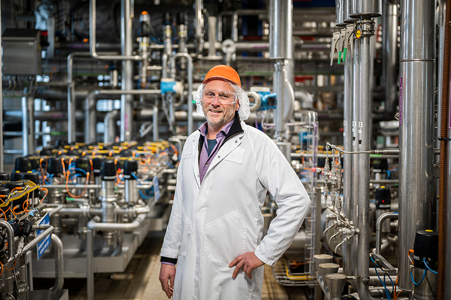 Wilco van Veen, accountmanager bij Vitens, staat in een grote fabriekshal