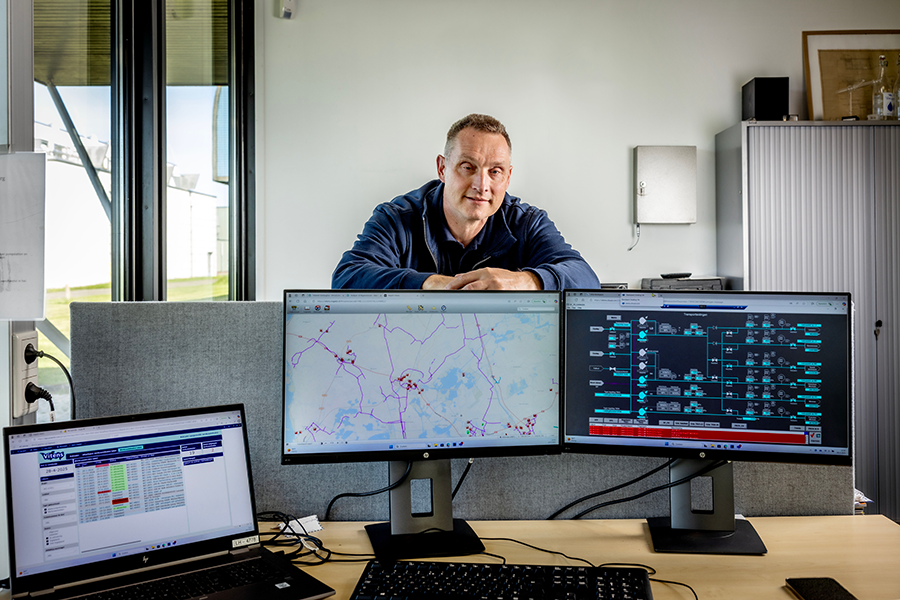 Wim Okkema buigt zich over zijn drie schermen met de drinkwatervoorraad