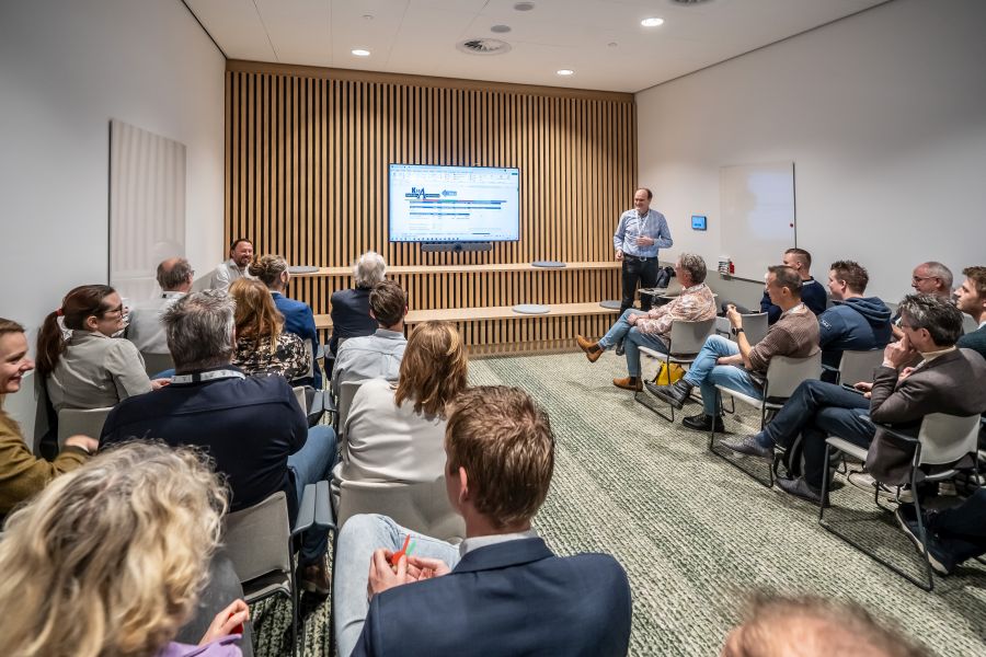Bijeenkomst in grote zaal met presentatie