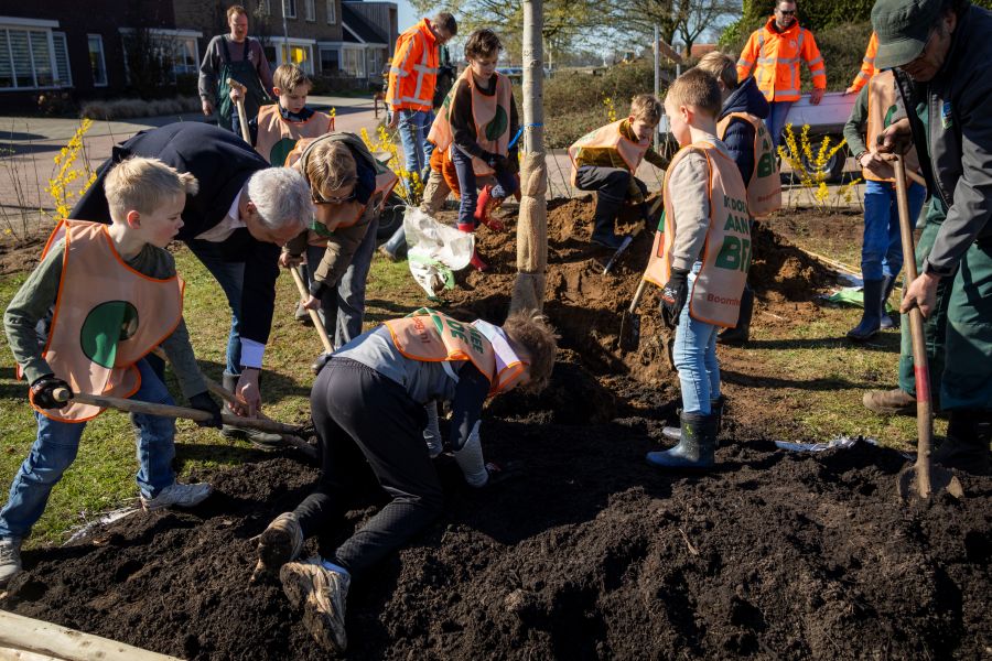 Kinderen die een gat graven om een boom te planten