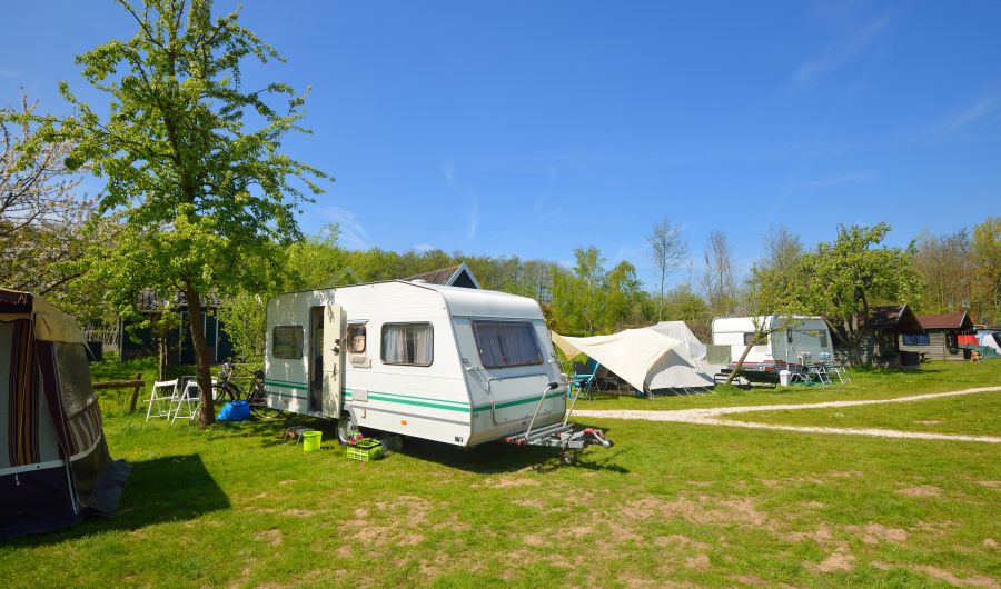 Caravan op een camping 