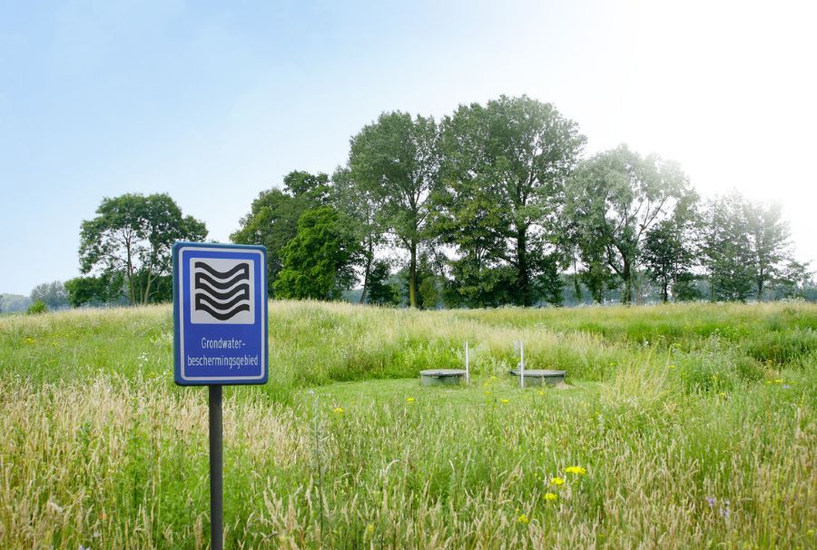 Twee waterputten met een bord grondwaterbeschermingsgebied 