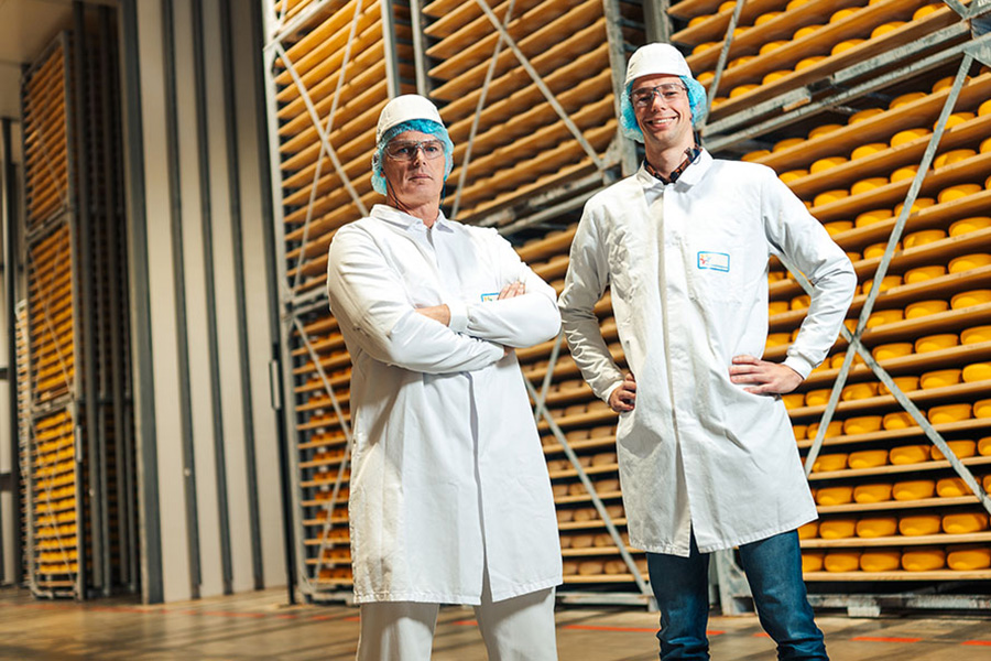 Twee mannen van FrieslandCampina op de werkplaats