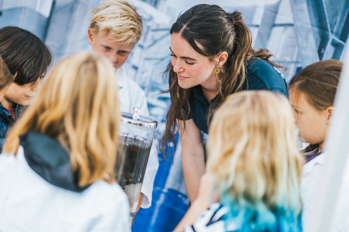 Kinderen die uitleg krijgen over waterzuivering