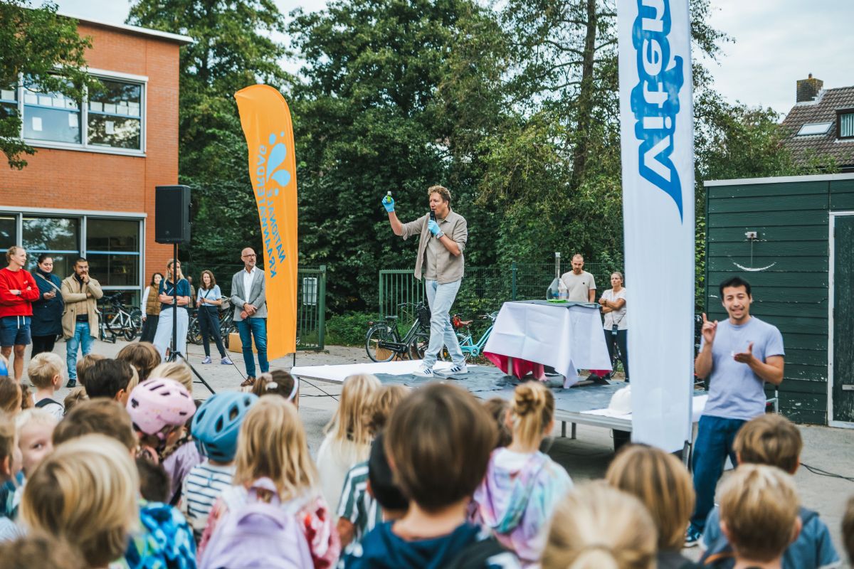 Kinderen die kijken naar Klaas van Kruistum die de dag opent.