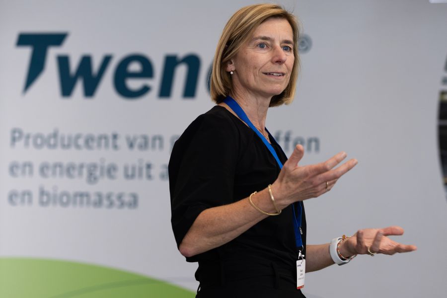 Vrouw geeft toespraak