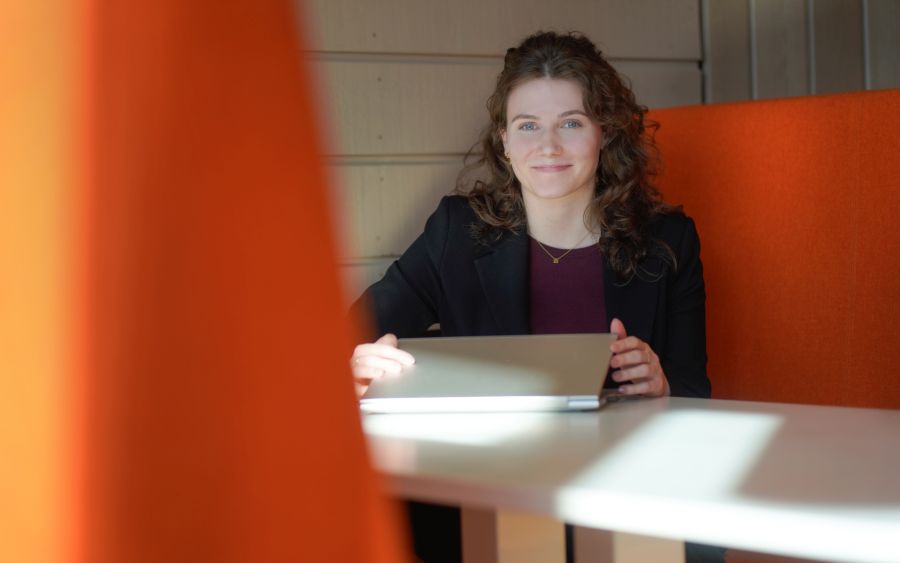 Mevrouw glimlachend achter laptop