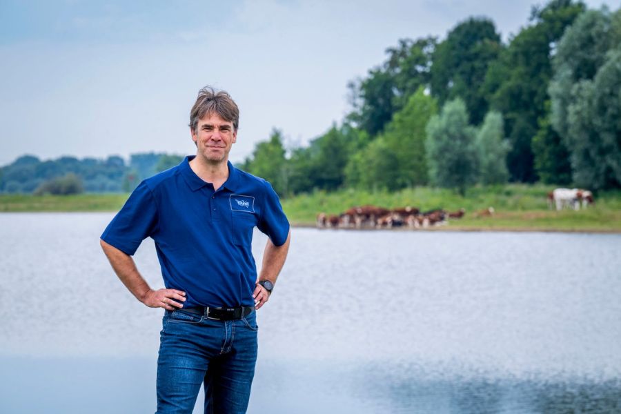 Man poseert voor grote plas water