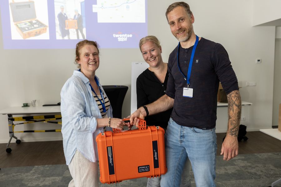 Flowmeter wordt overhandigd
