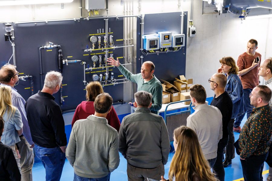 Rondleiding bij productielocatie La Cabine voor deelnemers Waterkoplopers Industrie Gelderland