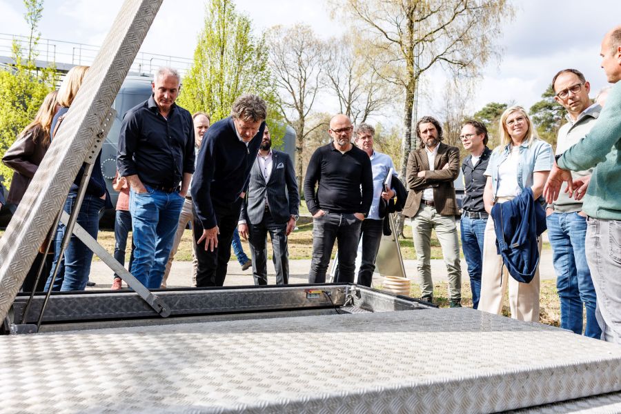 Rondleiding bij productielocatie La Cabine voor deelnemers Waterkoplopers Industrie Gelderland