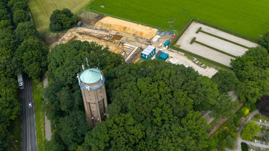 Overzichtfoto met de watertoren en het gebied waar het reservoir wordt gebouwd