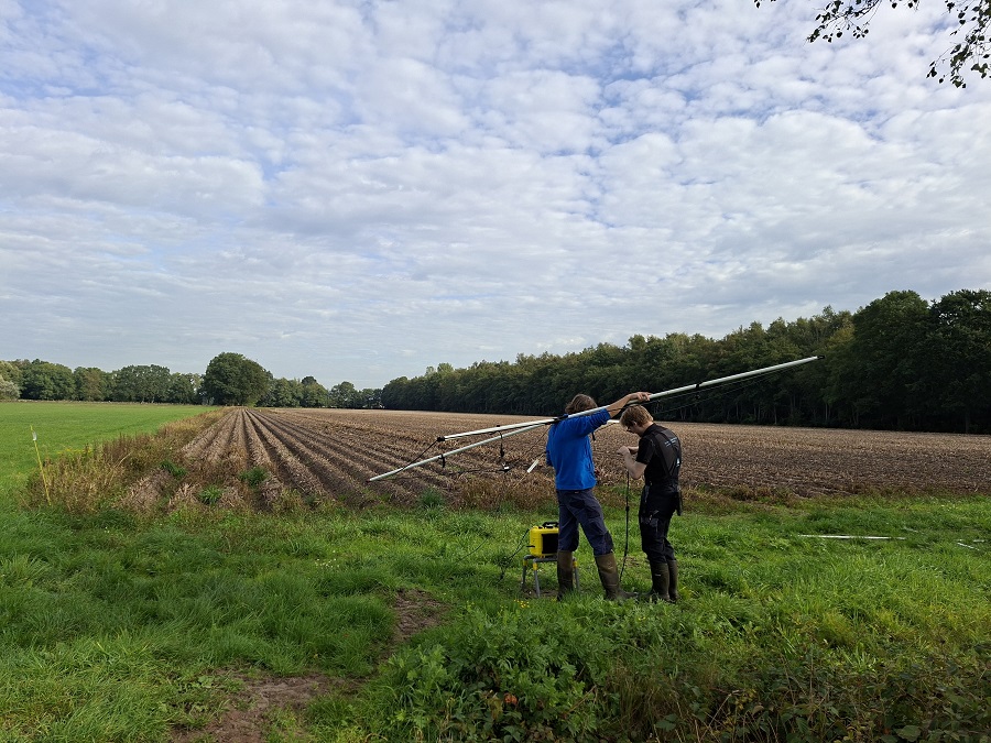 Metingen op een veld in Apeldoorn-Noord