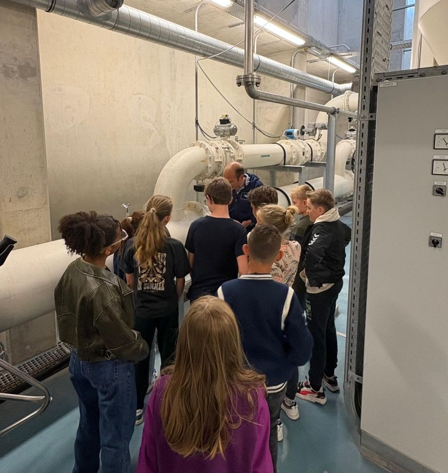 Leerlingen op een productielocatie