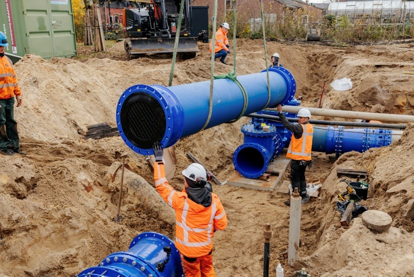 Drinkwaterleiding die op de juiste plek wordt gehezen